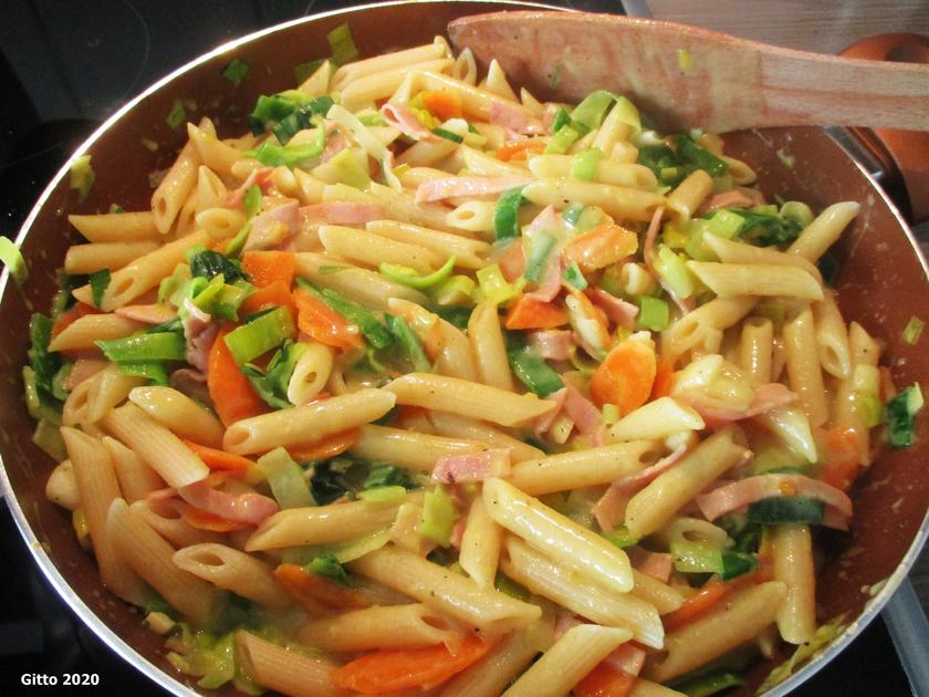 Nudelauflauf mit Schinken, Porree und Möhren - einfach - von Gitto
