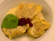 Fränkisches Hochzeitsessen aus Ravioli an Meerrettichsauce und Preiselbeer-Perlen - Rezept - Bild Nr. 2