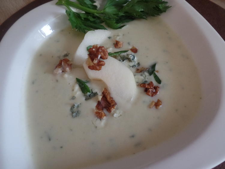 Selleriesuppe mit Birnen und Gorgonzola - Rezept - kochbar.de