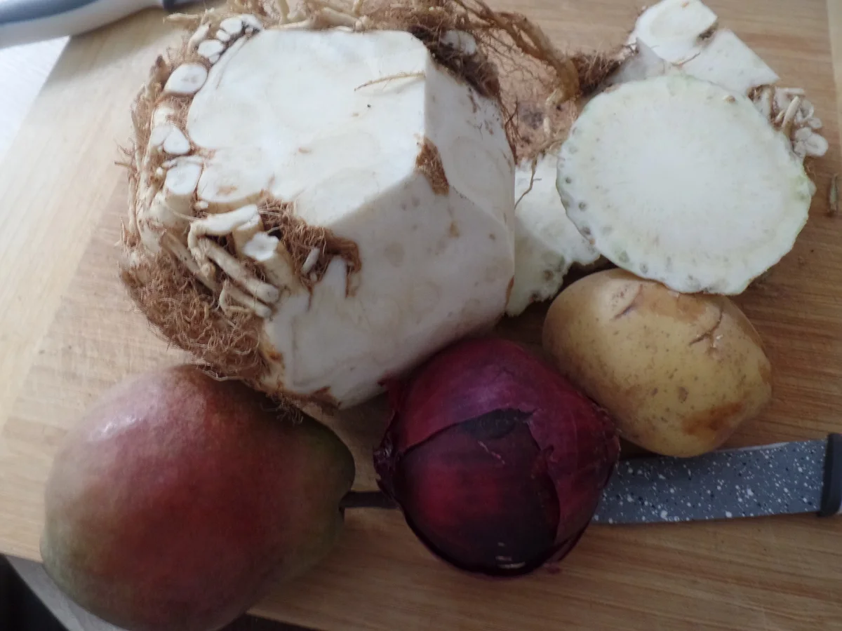 Selleriesuppe mit Birnen und Gorgonzola - Rezept - Bild Nr. 11390
