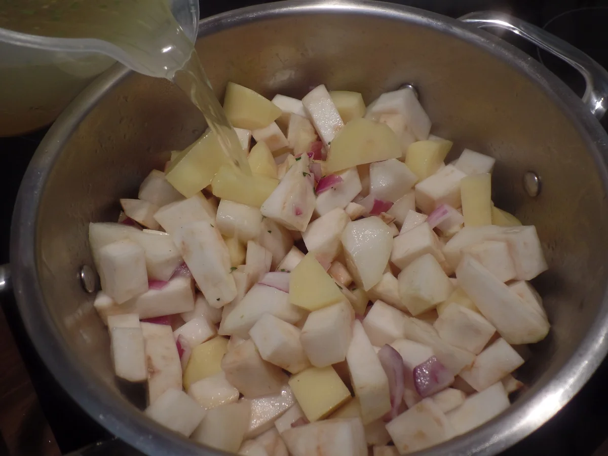 Selleriesuppe mit Birnen und Gorgonzola - Rezept - Bild Nr. 11392