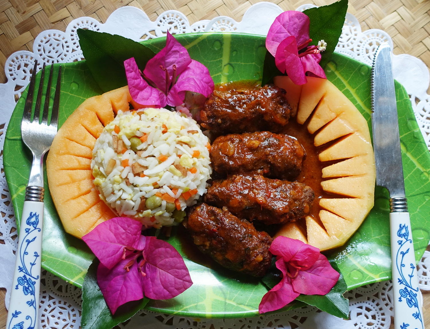 Hackfleischröllchen mit Reis Raja Airlangga und Melone - Rezept ...