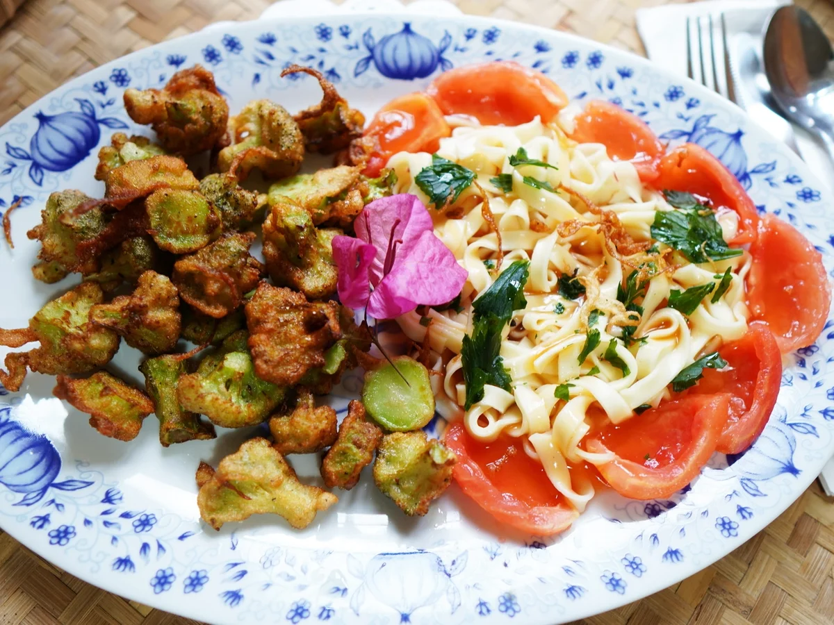 Frittierte Brokkoli mit Bandnudeln und Tomaten - Rezept - Bild Nr. 2