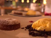 Ingwereis auf Schwarzbroterde, Schokoküchlein und Himbeersauce - Rezept - Bild Nr. 2