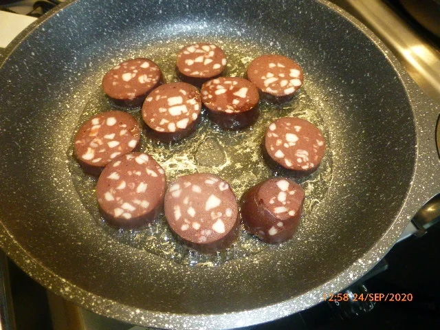 Reibeküchlein mit Apfelmus und Blutwurst - Rezept - Bild Nr. 4