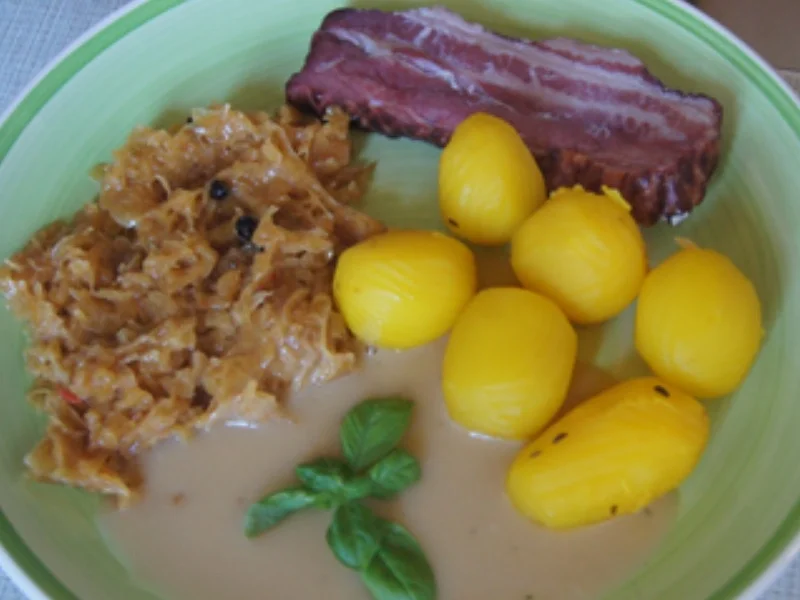 Raucherfleisch mit Sauce, Sauerkraut und Drillingen - Rezept - Bild Nr. 2