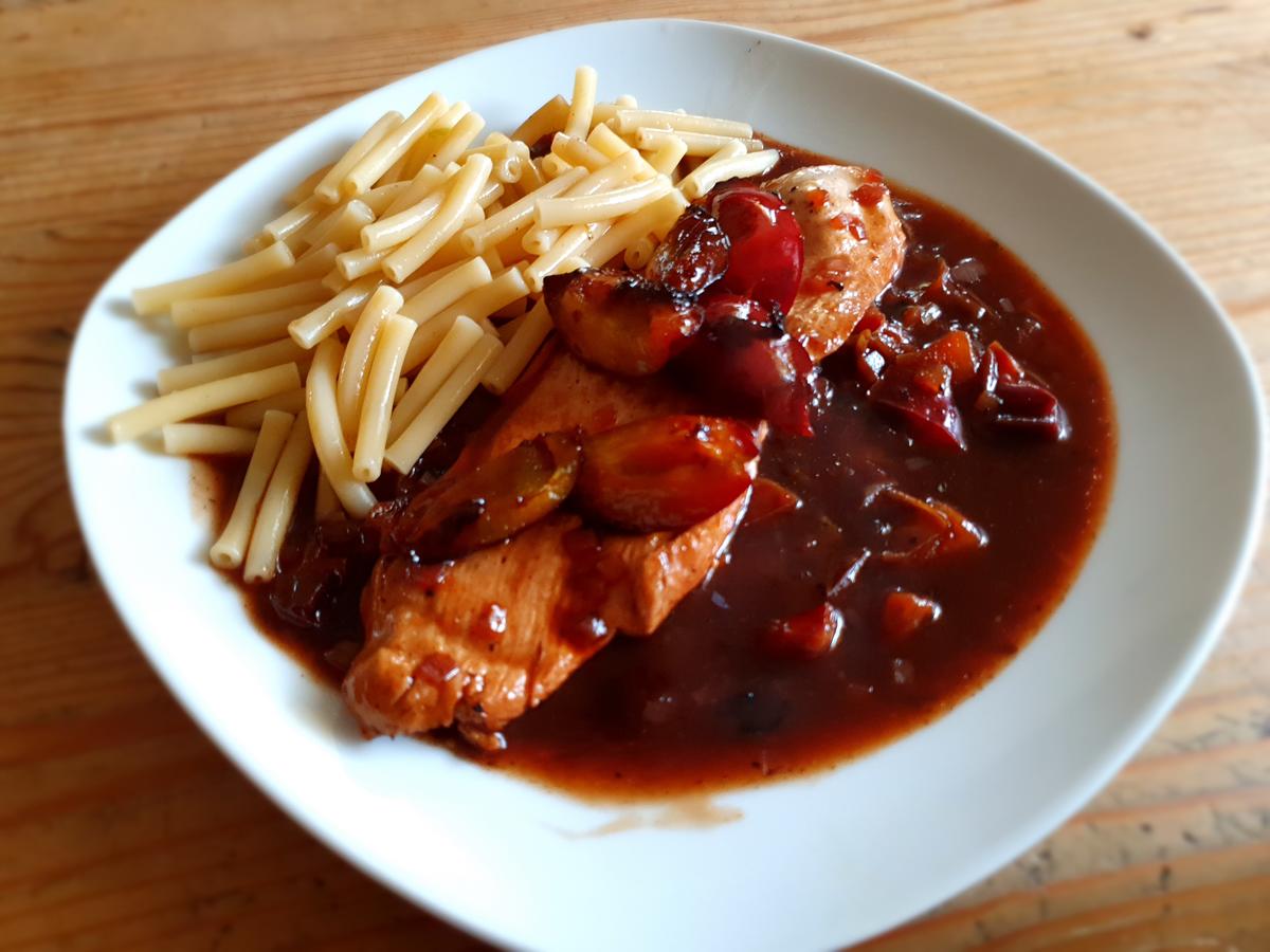 Putenschnitzel mit Zwetschgen-Balsamico-Sauce - Rezept - kochbar.de