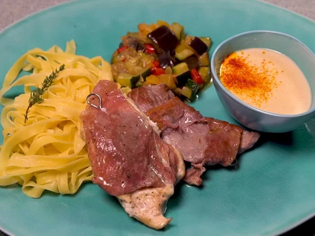 Zweierlei Saltimbocca mit Nudeln, Zitronen-Weißwein-Soße und Sommergemüse - Rezept - Bild Nr. 2