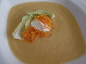Blumenkohl-Möhrensuppe mit Möhrenstroh und Creme-fraiche Klecks on Top - Rezept - Bild Nr. 11395