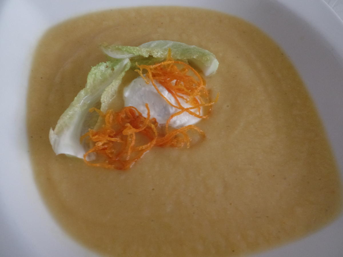 Blumenkohl-Möhrensuppe mit Möhrenstroh und Creme-fraiche Klecks on Top ...