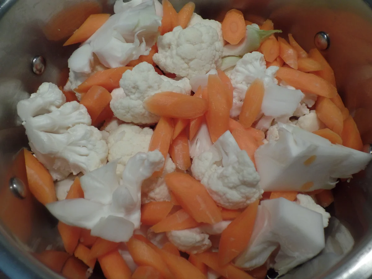 Rezept: Blumenkohl-Möhrensuppe mit Möhrenstroh und Creme-fraiche Klecks on Top Bild Nr. 11396 Blumenkohl-Möhrensuppe mit Möhrenstroh und Creme-fraiche Klecks on Top - Rezept - Bild Nr. 11396