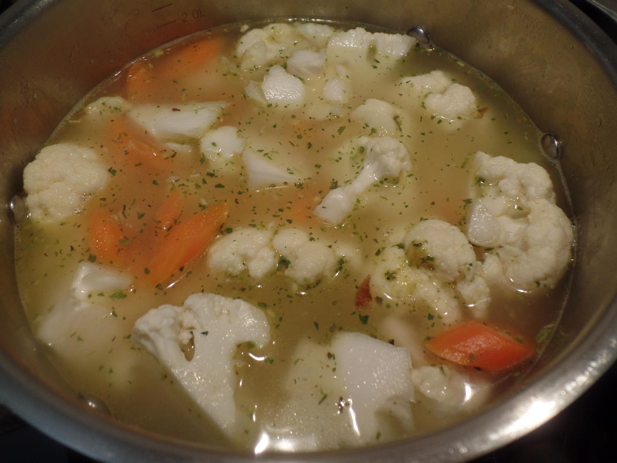 Blumenkohl-Möhrensuppe mit Möhrenstroh und Creme-fraiche Klecks on Top ...