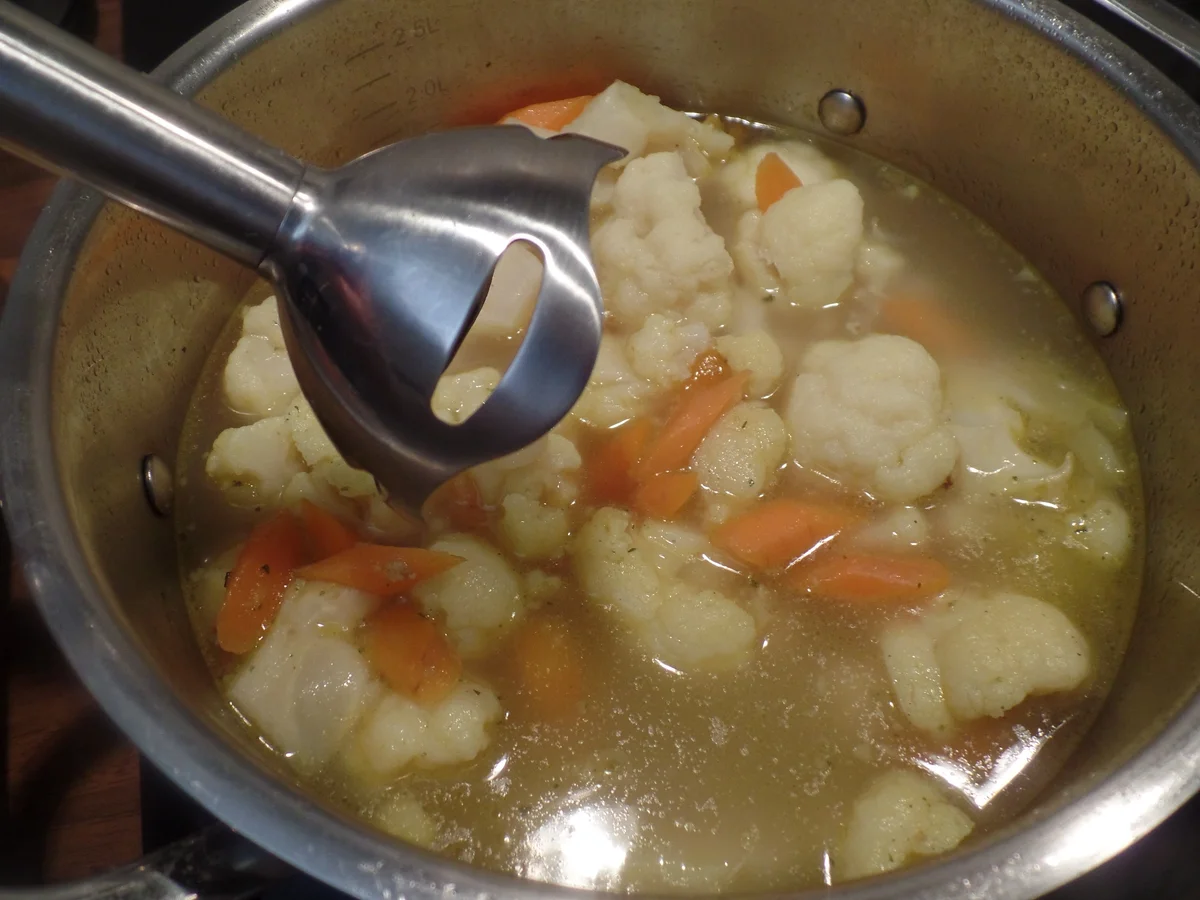 Rezept: Blumenkohl-Möhrensuppe mit Möhrenstroh und Creme-fraiche Klecks on Top Bild Nr. 11398 Blumenkohl-Möhrensuppe mit Möhrenstroh und Creme-fraiche Klecks on Top - Rezept - Bild Nr. 11398