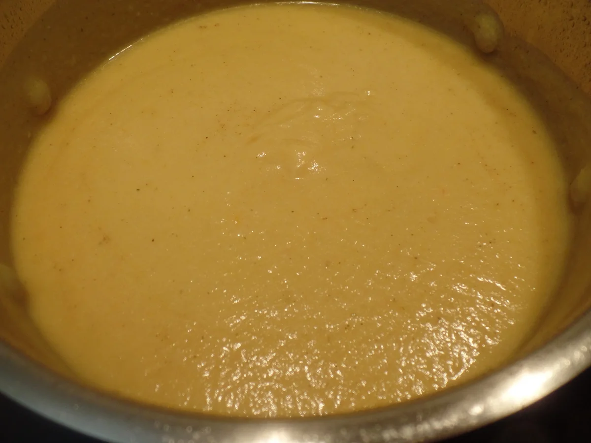 Rezept: Blumenkohl-Möhrensuppe mit Möhrenstroh und Creme-fraiche Klecks on Top Bild Nr. 11399 Blumenkohl-Möhrensuppe mit Möhrenstroh und Creme-fraiche Klecks on Top - Rezept - Bild Nr. 11399