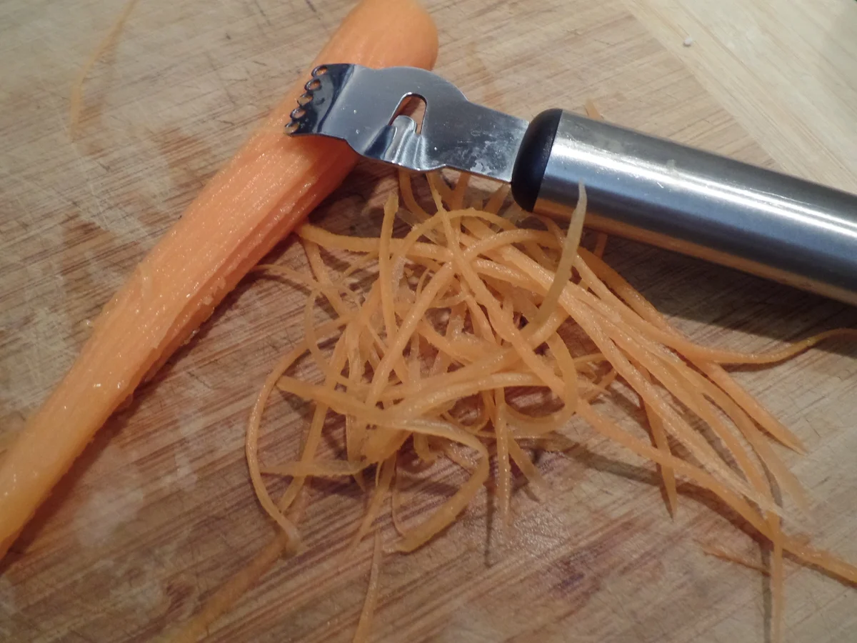 Rezept: Blumenkohl-Möhrensuppe mit Möhrenstroh und Creme-fraiche Klecks on Top Bild Nr. 11400 Blumenkohl-Möhrensuppe mit Möhrenstroh und Creme-fraiche Klecks on Top - Rezept - Bild Nr. 11400