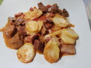 Ofen-Gulasch mit Kartoffel-Käse-Haube - Rezept - Bild Nr. 2