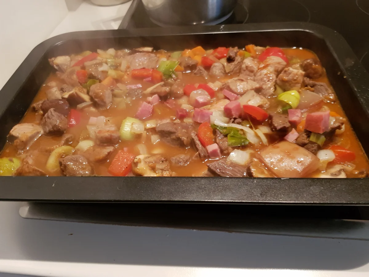 Rezept: Ofen-Gulasch mit Kartoffel-Käse-Haube Bild Nr. 7 Ofen-Gulasch mit Kartoffel-Käse-Haube - Rezept - Bild Nr. 7