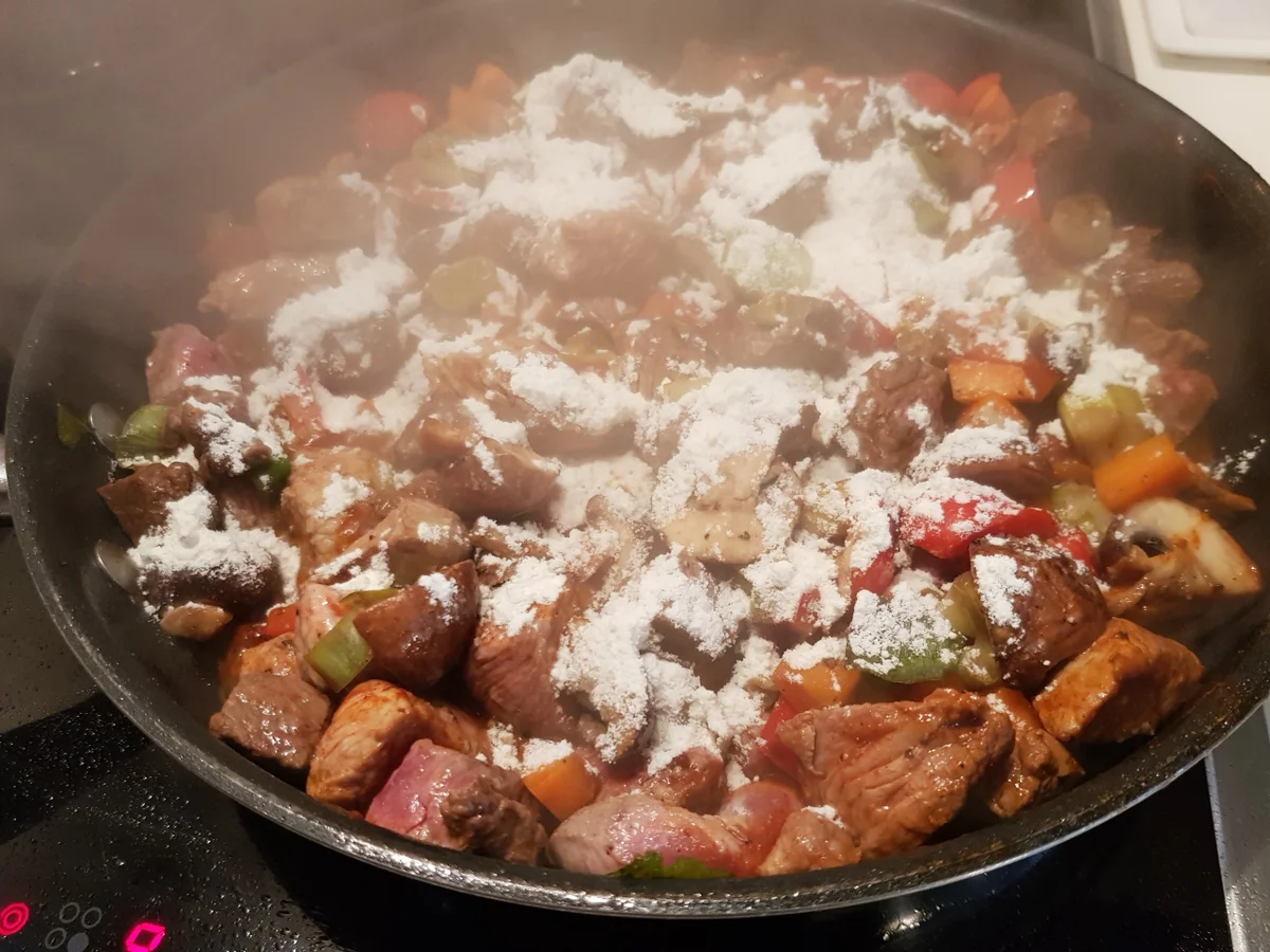 Rezept: Ofen-Gulasch mit Kartoffel-Käse-Haube Bild Nr. 9 Ofen-Gulasch mit Kartoffel-Käse-Haube - Rezept - Bild Nr. 9