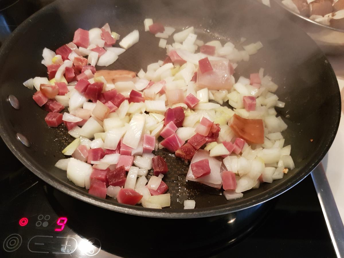 Ofen-Gulasch mit Kartoffel-Käse-Haube - Rezept - kochbar.de