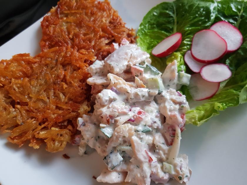 Räucher-Forellen-Filet-Salat mit Rösti - Rezept - kochbar.de