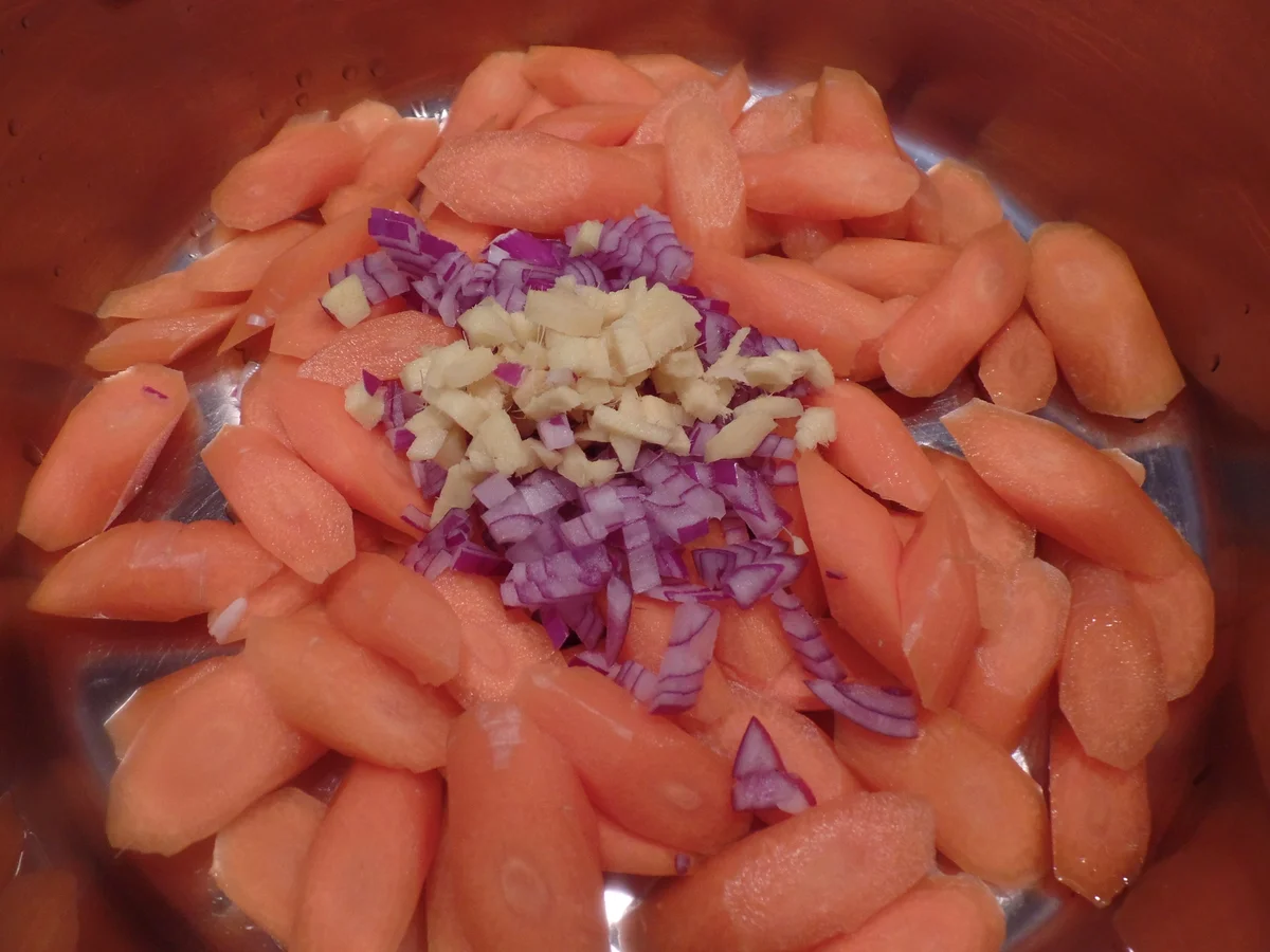 Pikanter Möhren-Linsen-Eintopf mit Birnen-Gurken-Topping - Rezept - Bild Nr. 11445