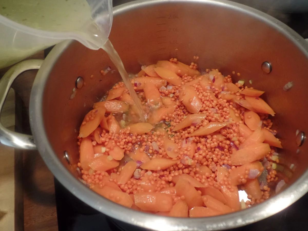 Pikanter Möhren-Linsen-Eintopf mit Birnen-Gurken-Topping - Rezept - Bild Nr. 11447