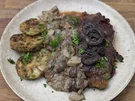 Rezept: Zwiebelrostbraten mit frittierten Zwiebeln und Brezenknödeltranchen Bild Nr. 2 Zwiebelrostbraten mit frittierten Zwiebeln und Brezenknödeltranchen - Rezept - Bild Nr. 2