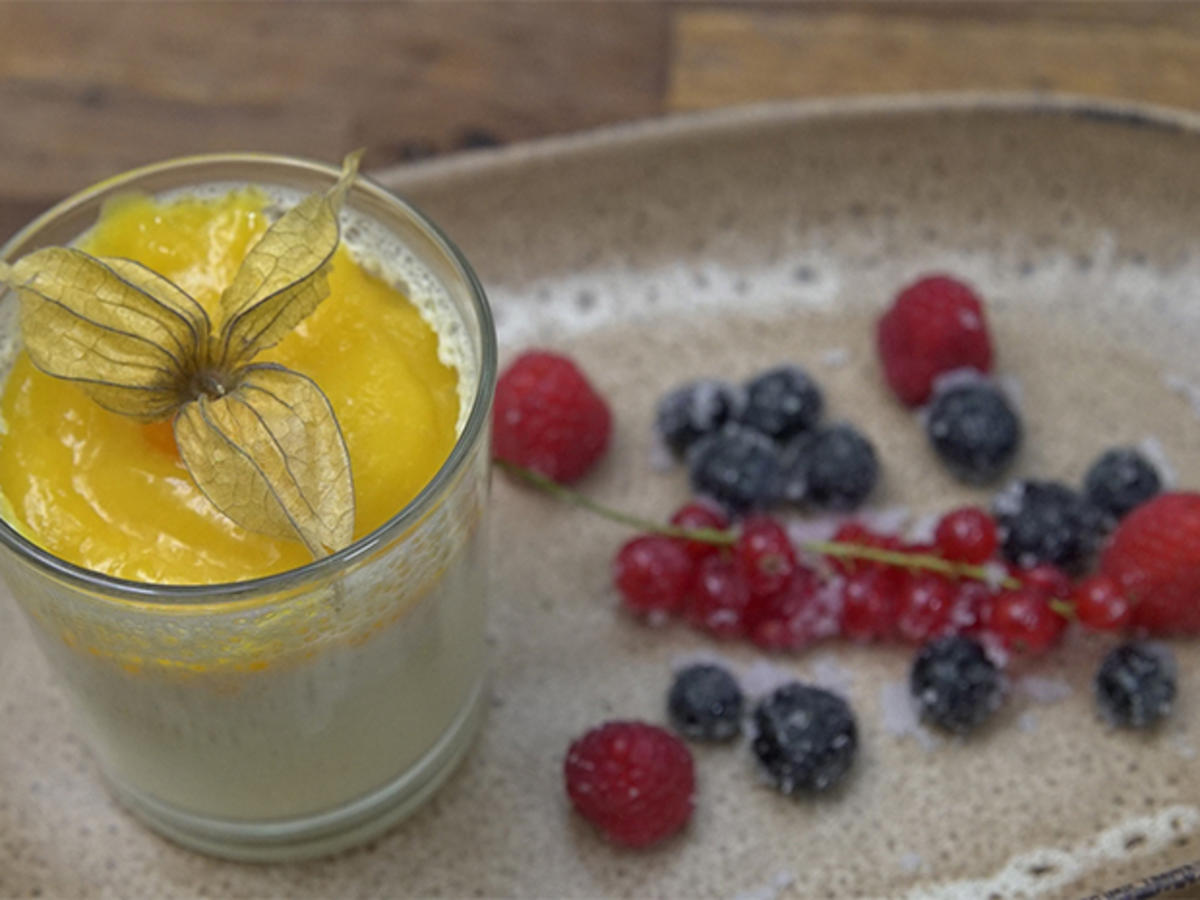 Bayerisch Creme mit Mangospiegel und frischen Waldbeeren - Rezept ...