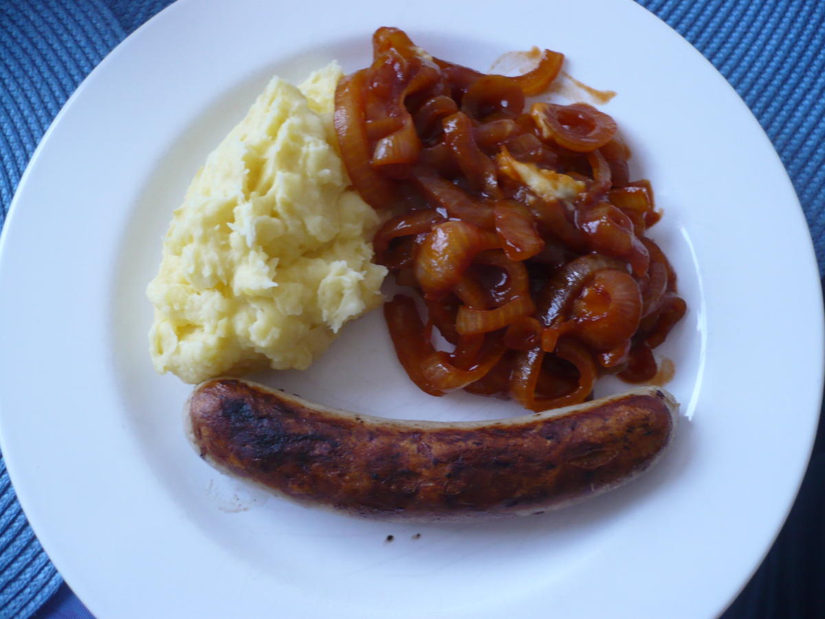 Bratwurst mit Zwiebelsoße - Rezept - Bild Nr. 2