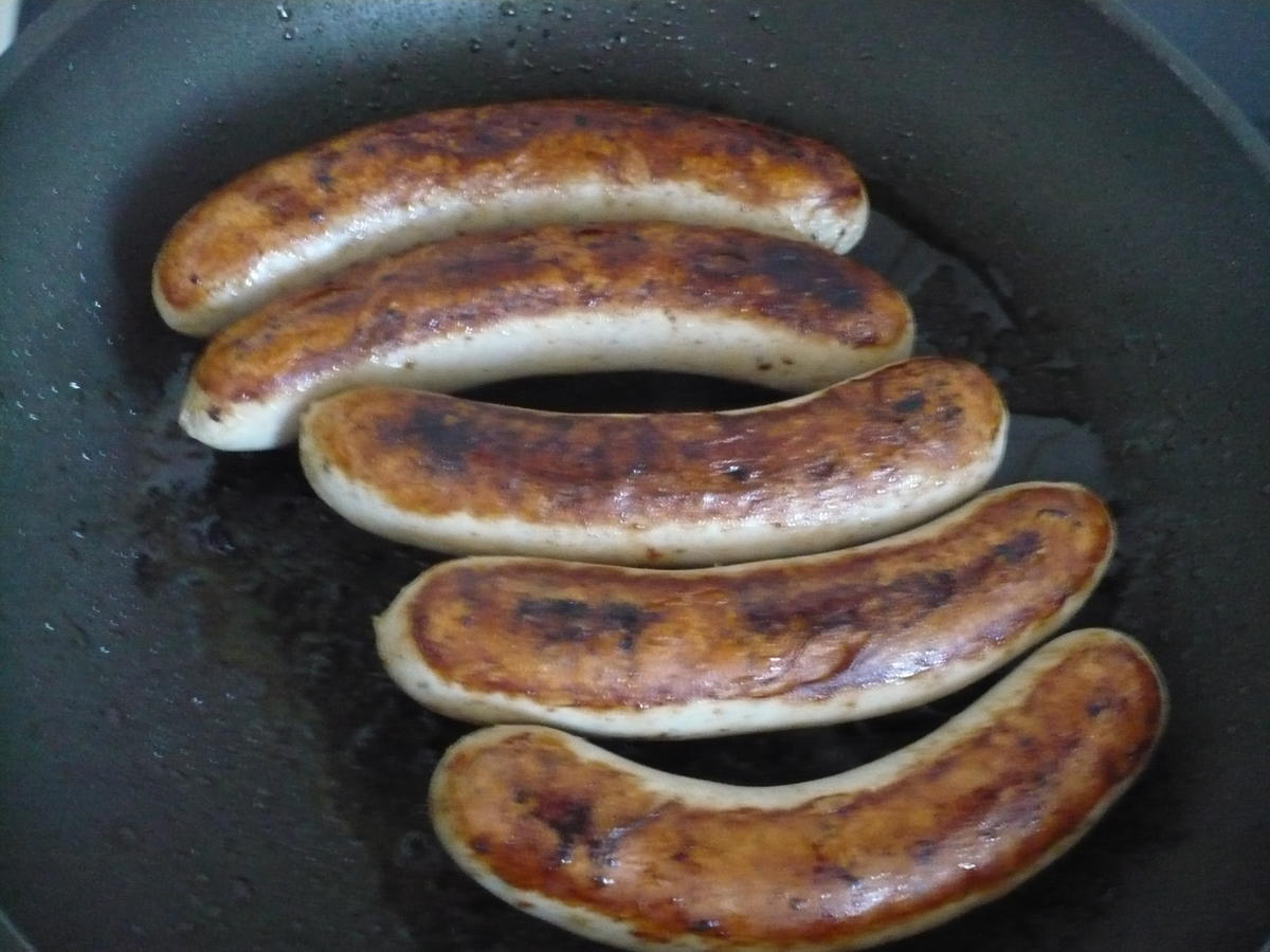 Bratwurst mit Zwiebelsoße - Rezept - Bild Nr. 6