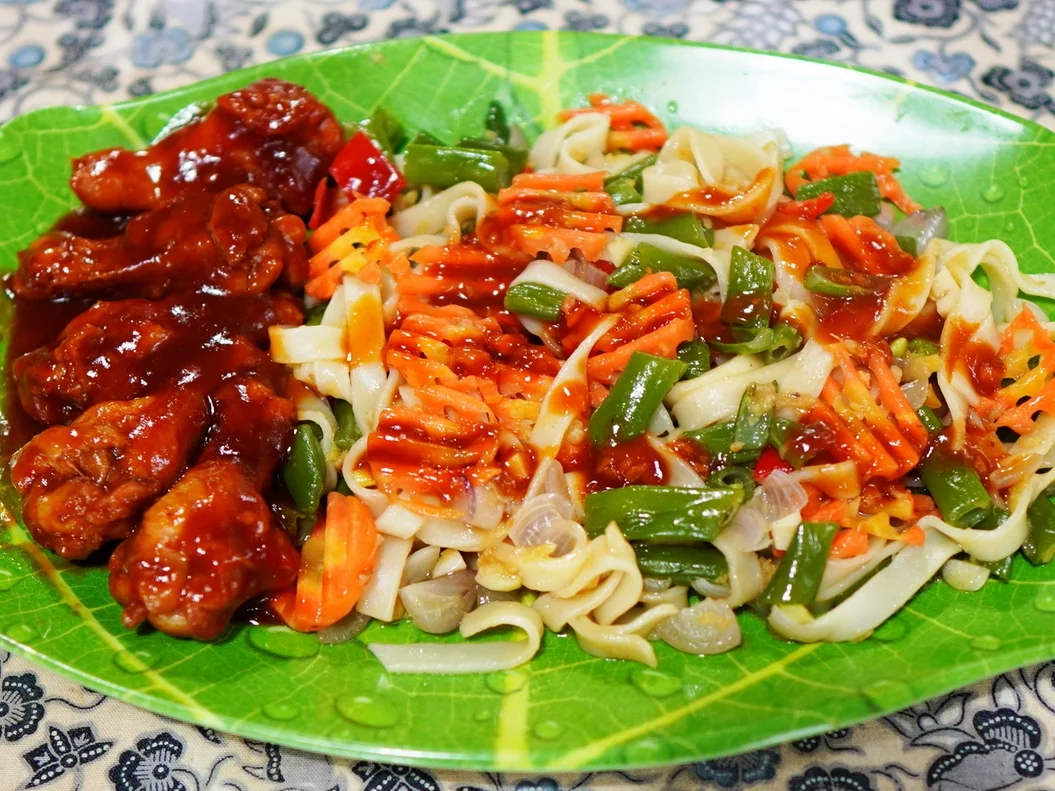 Würzige Hühnerschlegel mit bunten, breiten Nudeln - Rezept - Bild Nr. 2