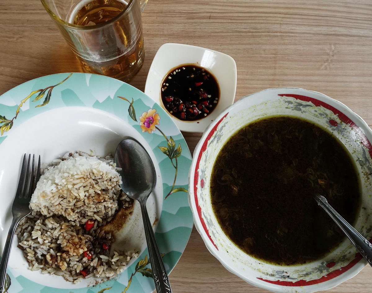 Dunkle Rindfleischsuppe mit Reis und Sambal – Gulai sapi - Rezept - Bild Nr. 2