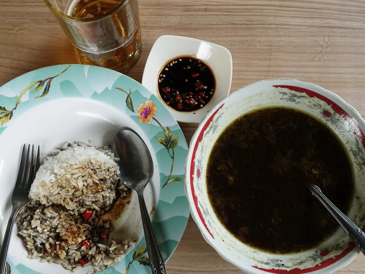 Rezept: Dunkle Rindfleischsuppe mit Reis und Sambal – Gulai sapi Bild Nr. 2 Dunkle Rindfleischsuppe mit Reis und Sambal – Gulai sapi - Rezept - Bild Nr. 2