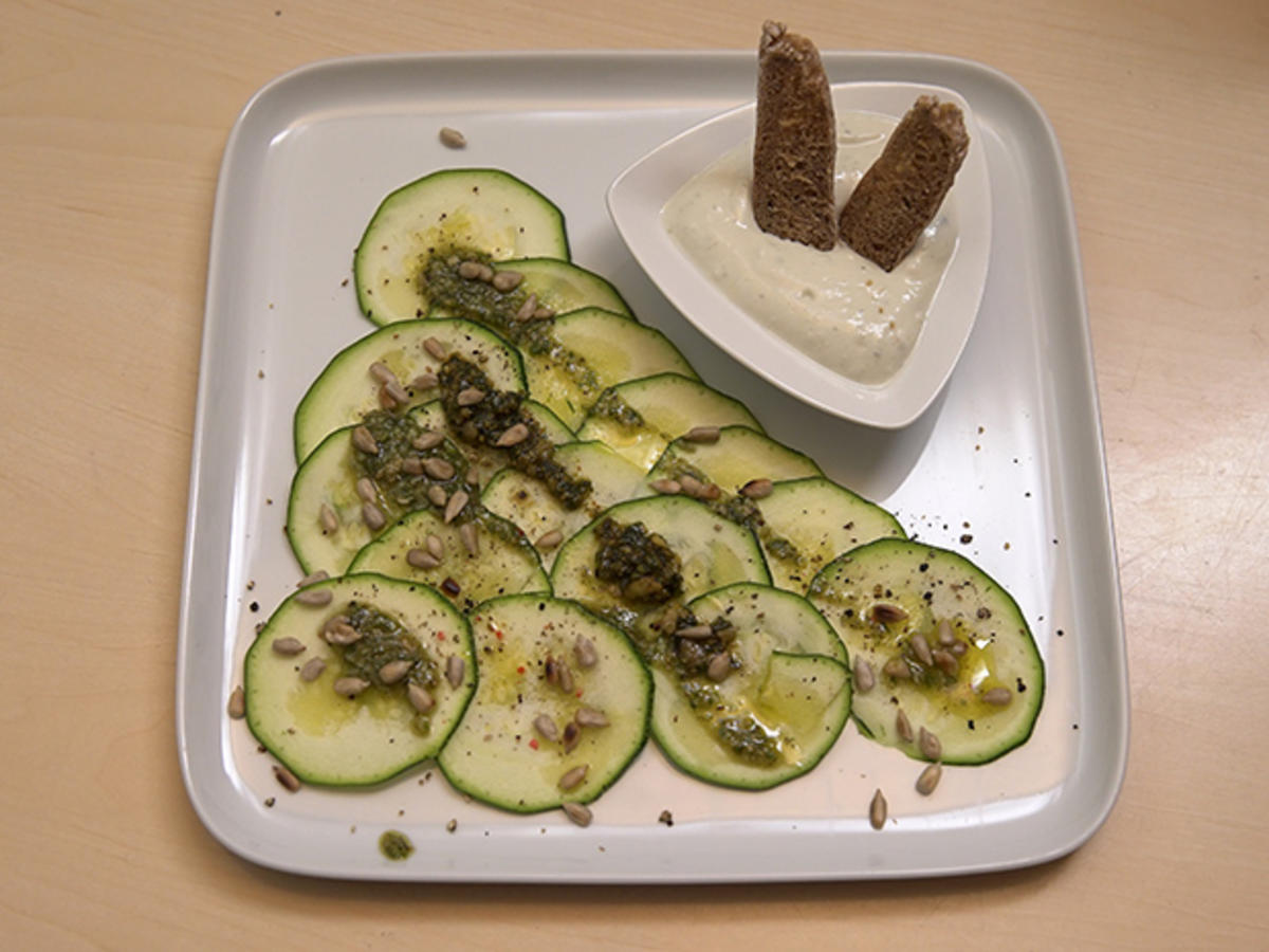 Zucchini-Carpaccio mit Gorgonzola-Creme und Basilikum-Pesto-Chips - Rezept - Bild Nr. 2