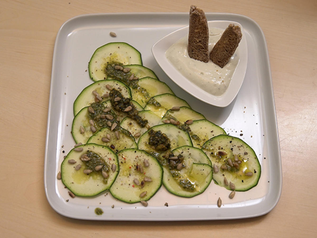 Zucchini-Carpaccio mit Gorgonzola-Creme und Basilikum-Pesto-Chips ...