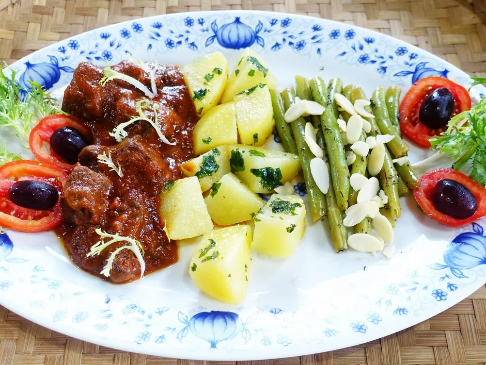 Lammragout mit Petersilienkartoffeln und Bohnen - Rezept - Bild Nr. 2