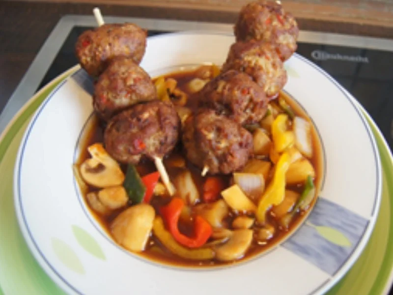 Rezept: Herzhafte Hackfleischbällchen-Spieße auf Gemüse süß-sauer Bild Nr. 2 Herzhafte Hackfleischbällchen-Spieße auf Gemüse süß-sauer - Rezept - Bild Nr. 2