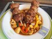 Herzhafte Hackfleischbällchen-Spieße auf Gemüse süß-sauer - Rezept - Bild Nr. 2