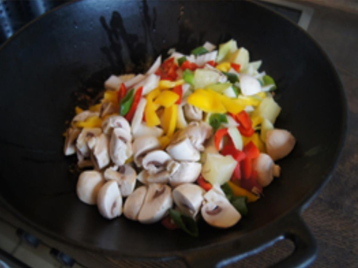 Herzhafte Hackfleischbällchen-Spieße auf Gemüse süß-sauer - Rezept - Bild Nr. 27