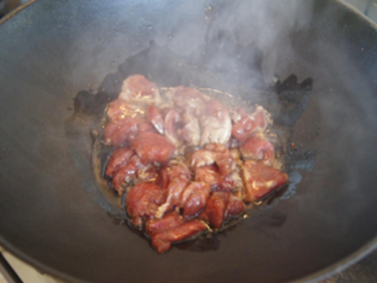 Gebratenes Schweinefilet mit Sojabohnensprossen im Wok und Basmatireis - Rezept - Bild Nr. 10