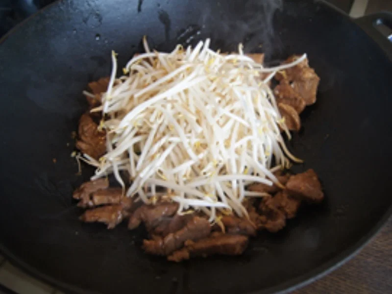 Gebratenes Schweinefilet mit Sojabohnensprossen im Wok und Basmatireis - Rezept - Bild Nr. 15