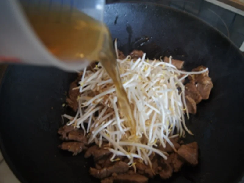 Gebratenes Schweinefilet mit Sojabohnensprossen im Wok und Basmatireis - Rezept - Bild Nr. 17