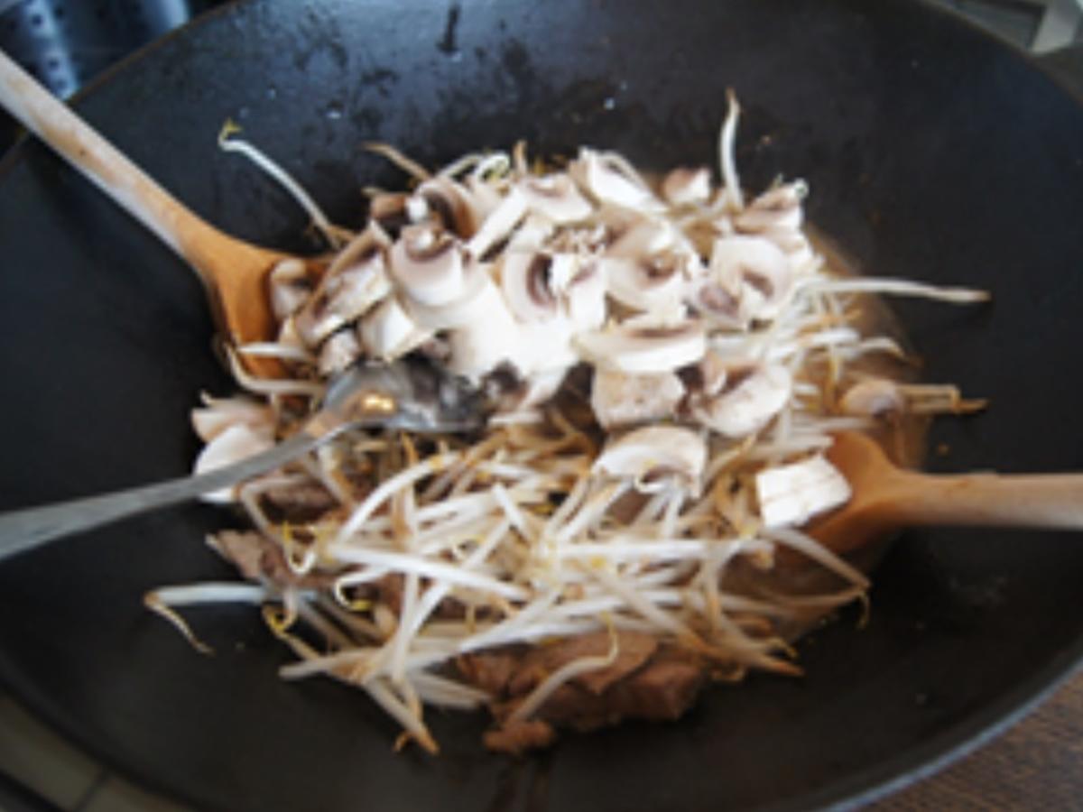 Gebratenes Schweinefilet mit Sojabohnensprossen im Wok und Basmatireis - Rezept - Bild Nr. 20