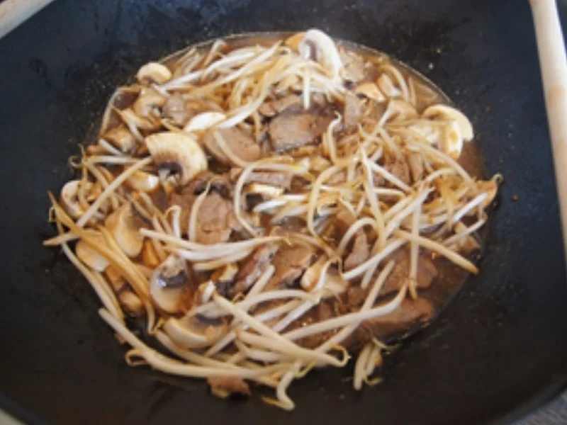 Gebratenes Schweinefilet mit Sojabohnensprossen im Wok und Basmatireis - Rezept - Bild Nr. 22