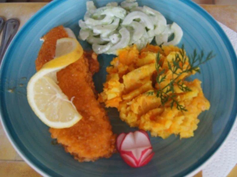 Alaska-Seelachsfilet mit Gurkensalat und Möhren-Kartoffel-Stampf - Rezept - Bild Nr. 2