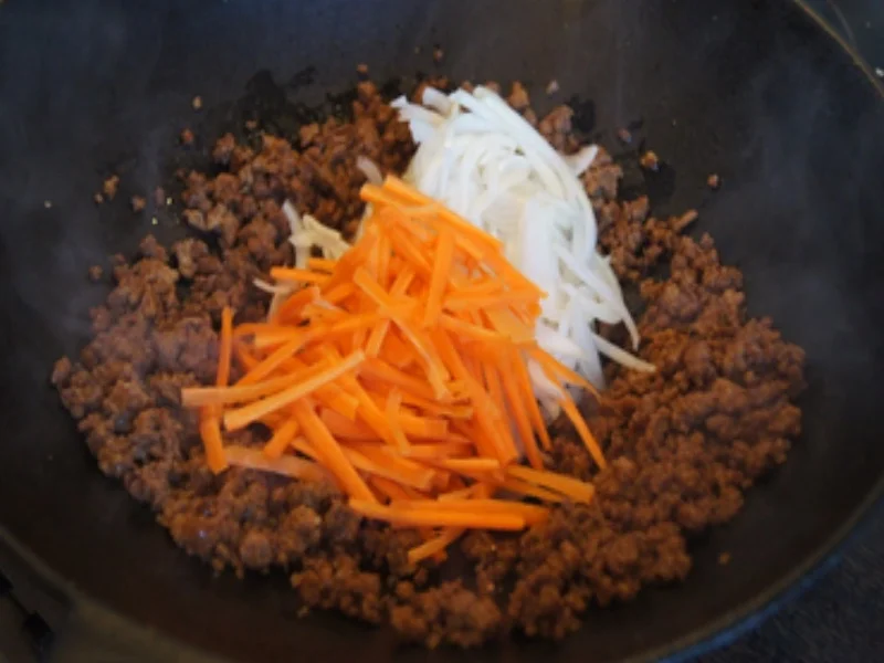 Rezept: Asia-Nudeln mit Hackfleisch Bild Nr. 13 Asia-Nudeln mit Hackfleisch - Rezept - Bild Nr. 13