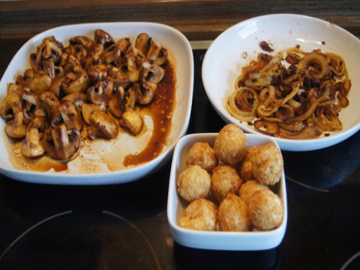 Roastbeef mit Röstzwiebeln, Champignons und Mandelbällchen - Rezept - Bild Nr. 20