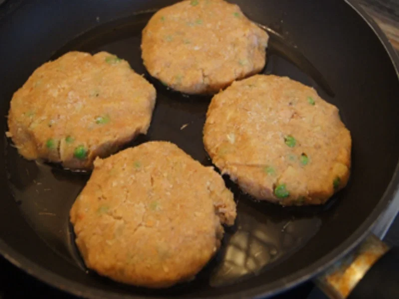 Rezept: Thunfisch-Erbsen-Kartoffel-Buletten und Rote-Bete-Salat Bild Nr. 10 Thunfisch-Erbsen-Kartoffel-Buletten und Rote-Bete-Salat - Rezept - Bild Nr. 10