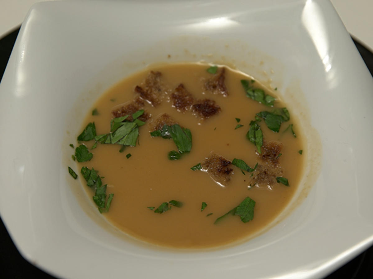 Altfränkische Biersuppe mit gerösteten Gewürzbrot-Croûtons und frischer ...