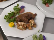 Bockbier-Gulasch vom heimischen Wildschwein mit Brezenknödeln und Spitzkohlgemüse - Rezept - Bild Nr. 2